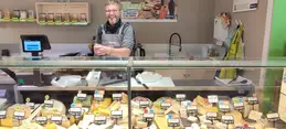 657-biocoop-louhans-lou-en-bio-magasin-alimentation-fromage-coupe-equipe-local-service-traditionnel.webp
